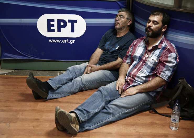 Grki brez novic? Zaradi zaprtja javne RTV hiše stavkajo grški novinarji