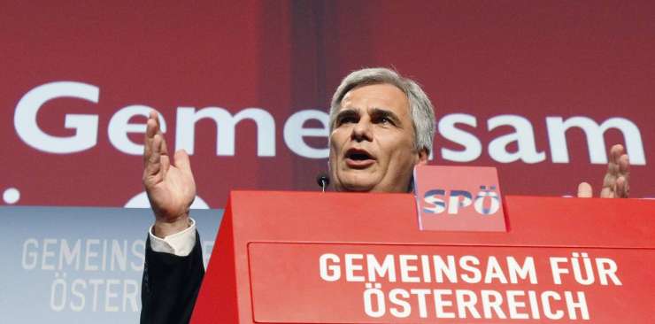 Avstrijska vladajoča koalicija kljub padcu podpore ohranila večino