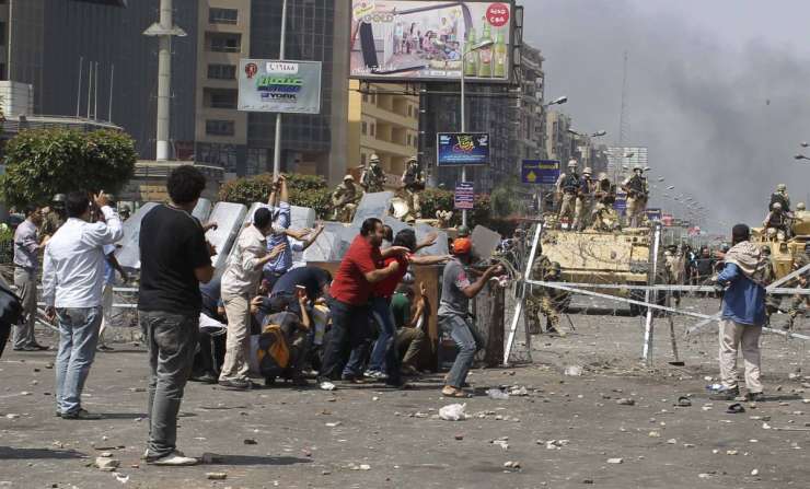 V Egiptu teče kri: uradno potrjenih že več kot 500 smrtnih žrtev