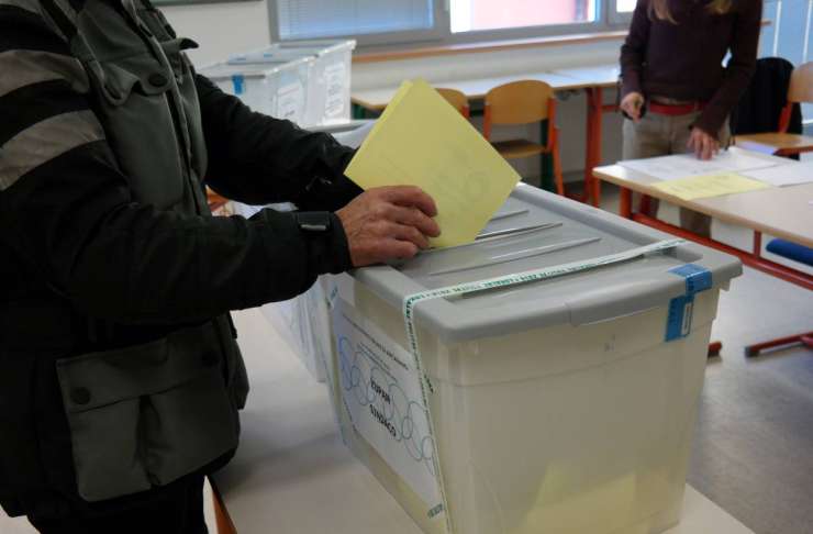 Danes drugi krog lokalnih volitev: v 54 občinah bodo izbirali župane