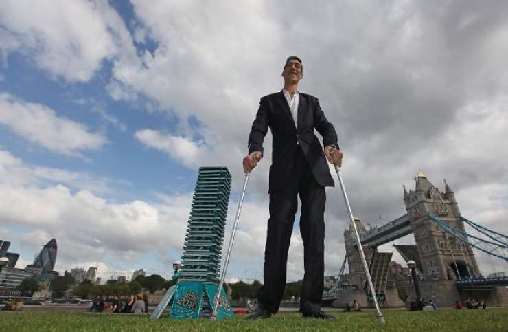 Žena za velikana: najvišji človek na svetu je stopil pred matičarja