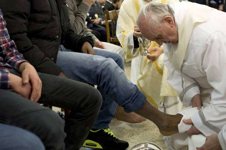 Papež ob velikem četrtku umival noge zapornikom