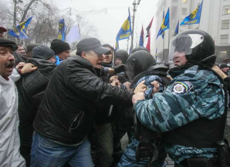 V Kijevu nov dan spopadov med policijo in protestniki