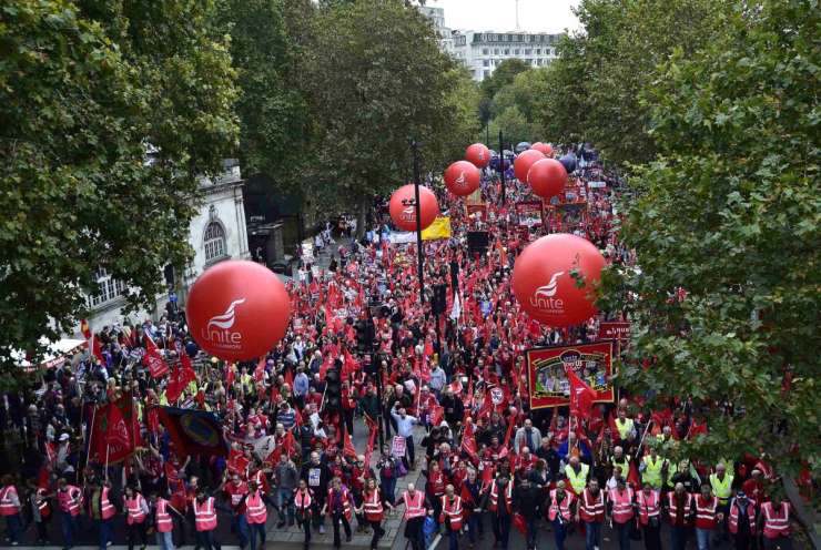 V Veliki Britaniji tisoči na protestnih shodih za zvišanje plač
