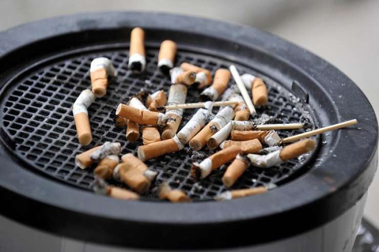 Slovenski kadilci umirajo v povprečju 15 let prej kot nekadilci