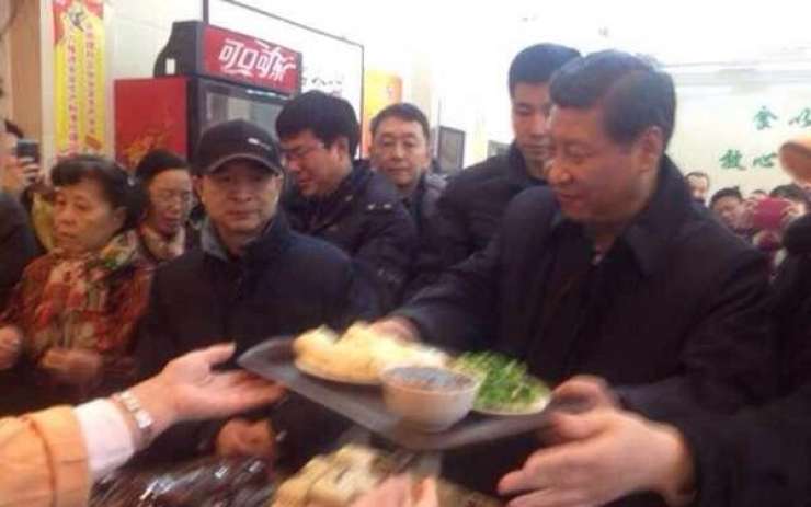 Kitajski predsednik v vrsti čakal na cmoke