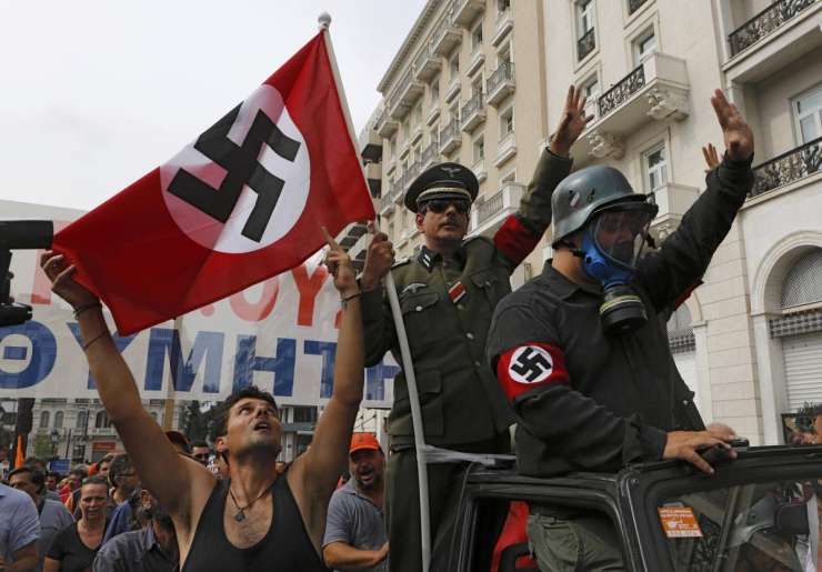 Grčija Merklovo pozdravila s kljukastimi križi in nacističnimi pozdravi
