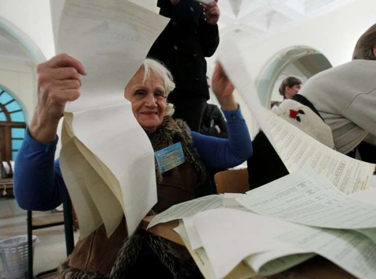Dolgotrajno štetje glasov v Ukrajini povzroča napetosti