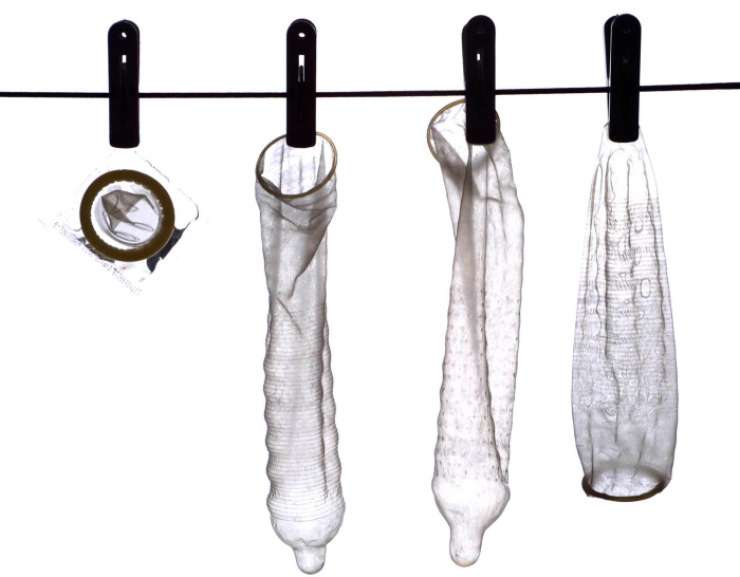 »Cerarjeve kondome« bo za migrante dobavljalo podjetje Inpos