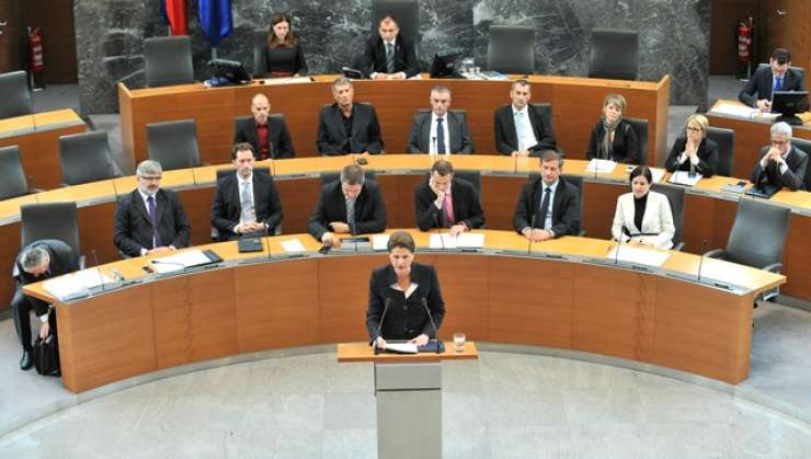 Vlada bo s predlogom za evropskega komisarja počakala do parlamentarnih volitev