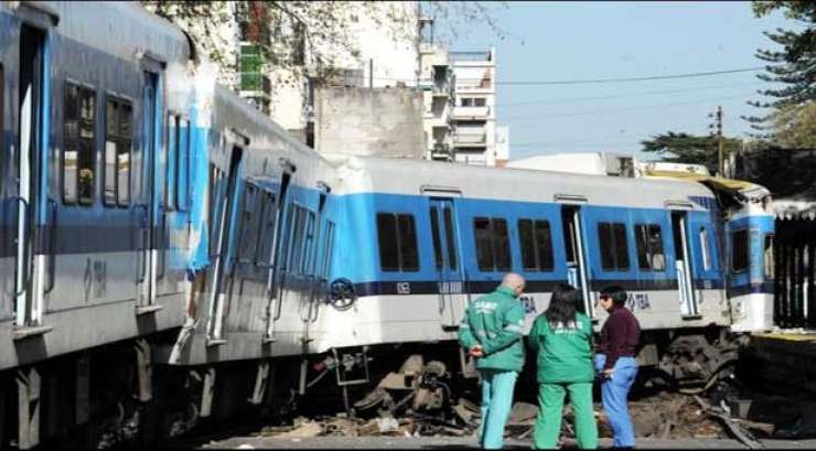 V železniški nesreči v Buenos Airesu številni ranjeni