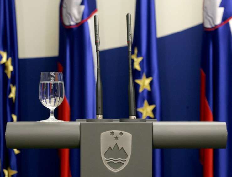 SDS: Zapravljivost Pahorjeve vlade je kriva za finančne težave Slovenije
