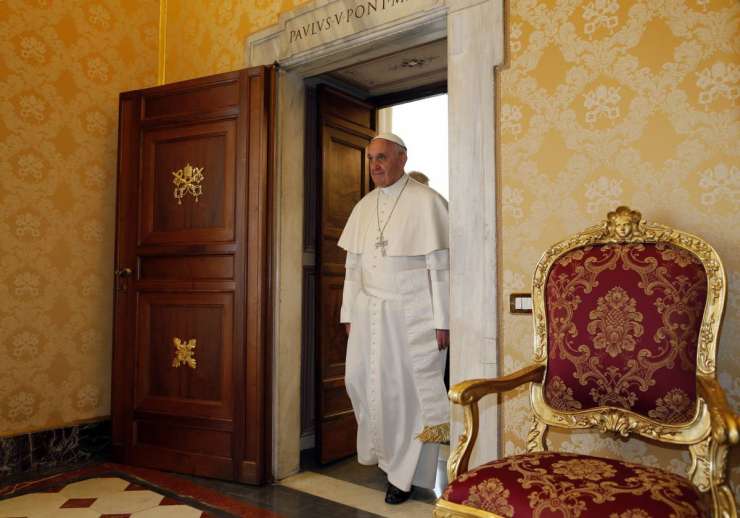Papež se še vedno ni preselil v Apostolsko palačo