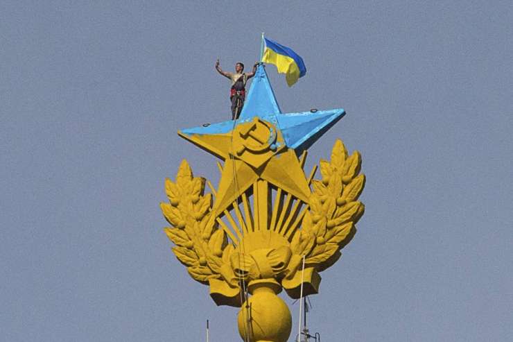 Neznanci na moskovskem nebotičniku izobesili ukrajinsko zastavo