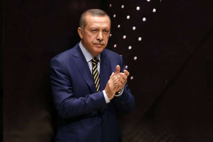 Korupcijski škandal maje Erdoganovo stranko, premier krivi »zunanje sile«