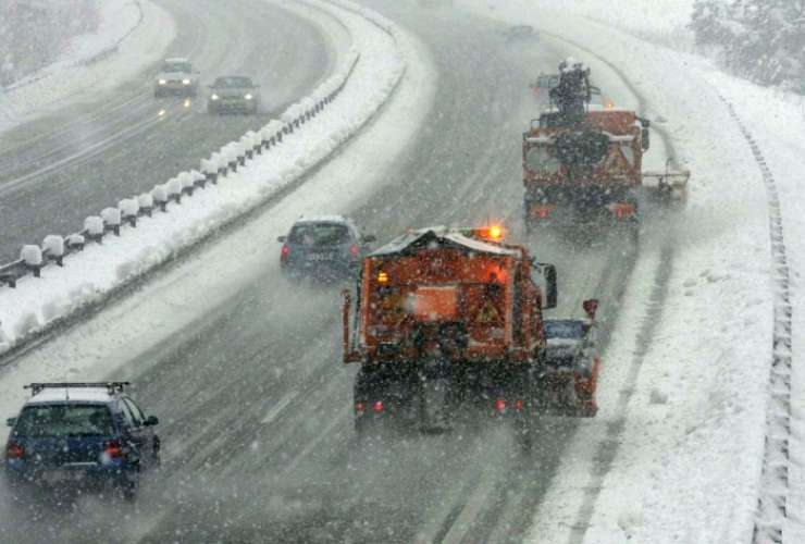 Severni del Slovenije je že zajelo močno sneženje, sneg se oprijema vozišč