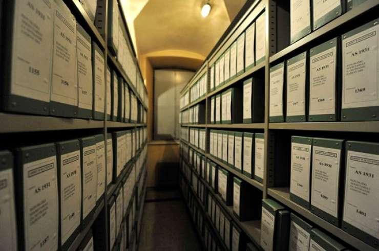 Ustavno sodišče je razveljavilo odlok o referendumu o arhivski noveli
