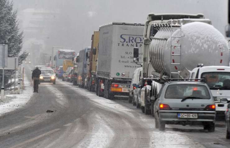 Snežni vikend na cestah: oglobili 47 tovornjakarjev, ki so povzročali zastoje
