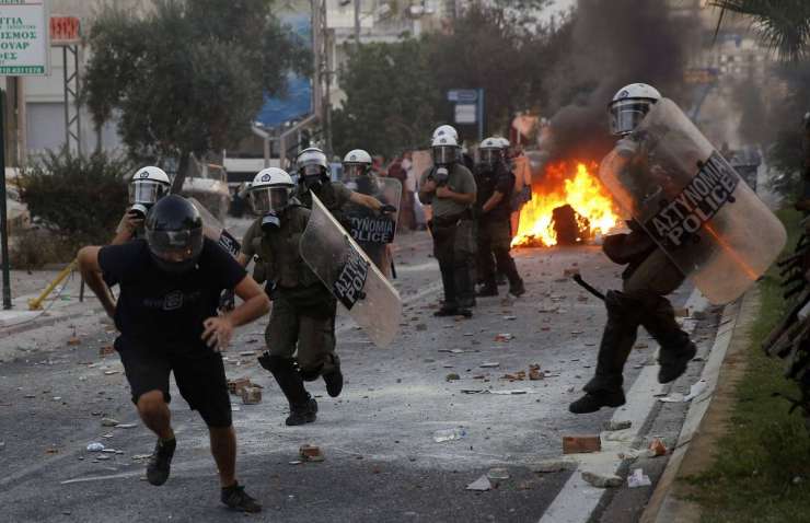 Po Grčiji protifašistični protesti in spopadi s policijo