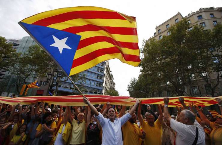 Stotisoči Kataloncev s človeško verigo za neodvisnost
