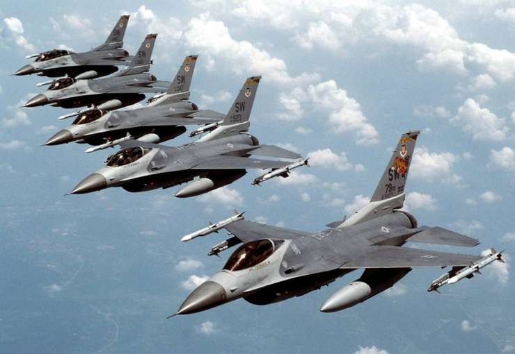 Danes poglejte v nebo: pilatusi in F-16 bodo preleteli državo v zahvalo borcem proti epidemiji