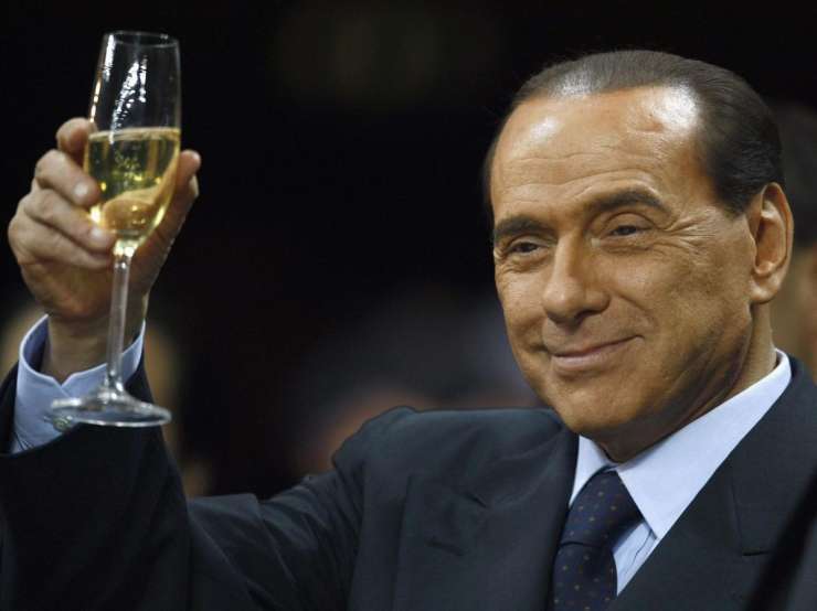Bizarno Berlusconijejo poslovilno darilo - album ljubezenskih pesmi