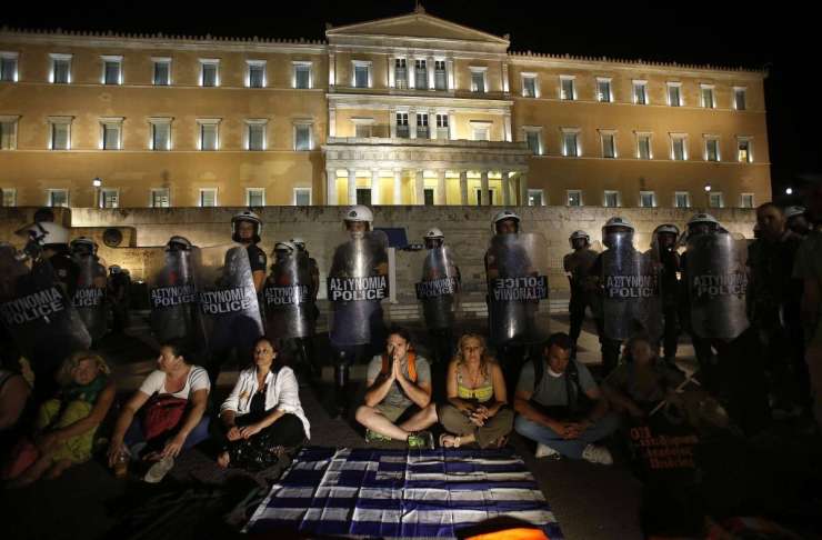 Grški parlament odločil - brez dela bo ostalo 15.000 javnih uslužbencev