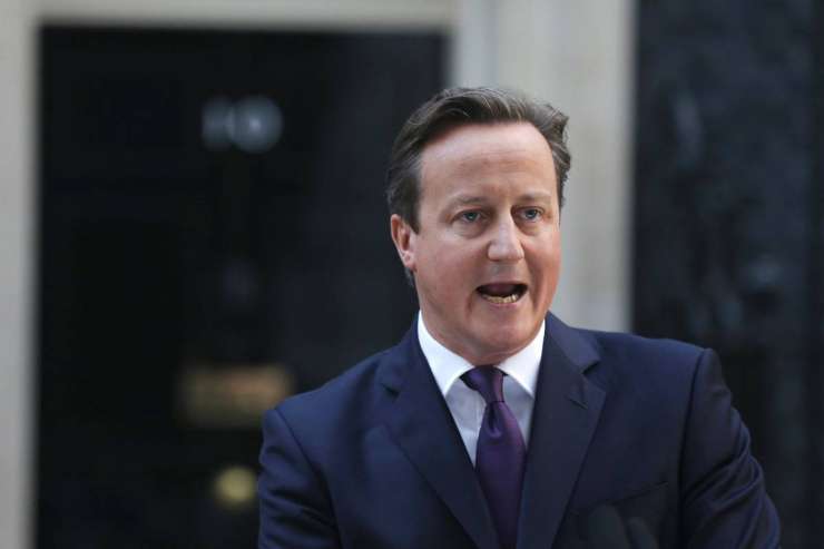 Cameron se mora opravičiti kraljici zaradi izjave, da je "zapredla" od zadovoljstva