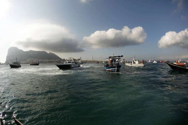 Kaos po protestu španskih ribičev pred Gibraltarjem