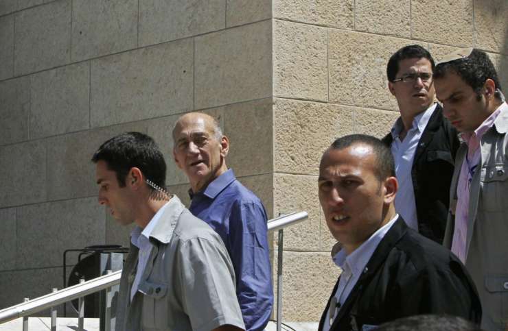 Nekdanji izraelski premier spoznan za krivega korupcije