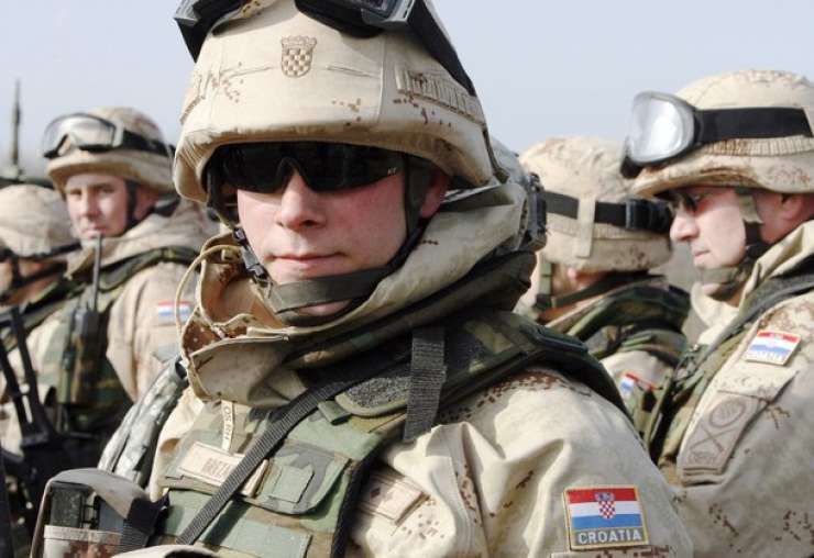 Hrvaškim vojakom v Afganistanu zaradi malomarnosti kolegov vzeli pištole
