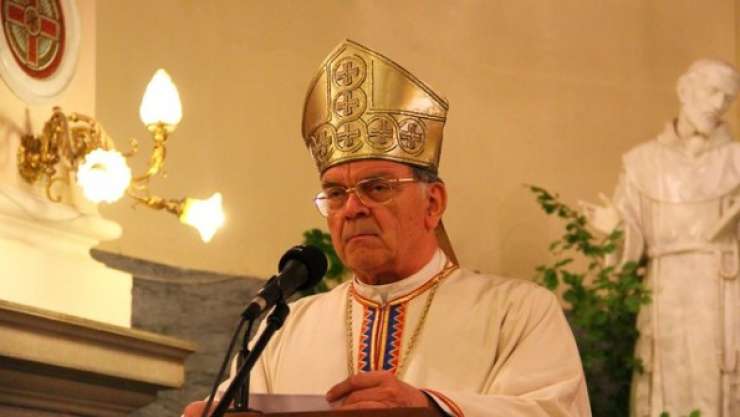 Škof Lipovšek: Najprej so pobijali nedolžne žrtve, nato so rajne izenačili s smetmi in odpadki.