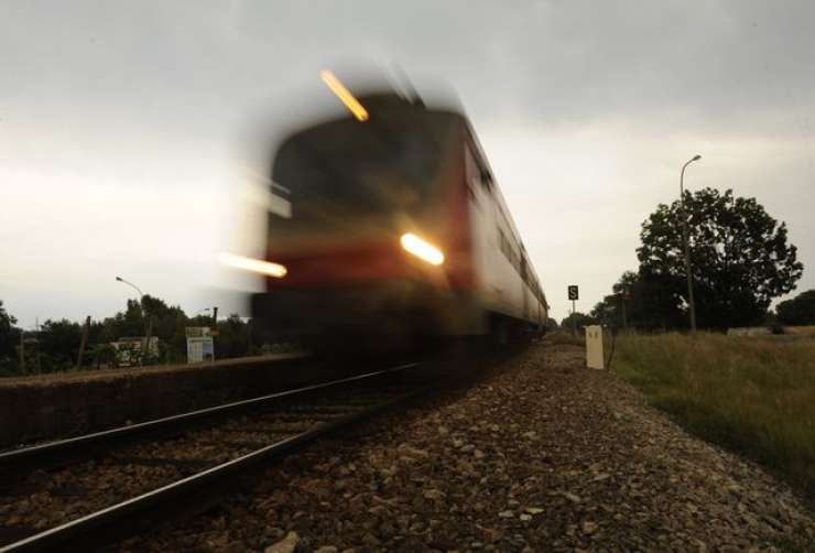 V trčenju z vlakom umrla ena oseba