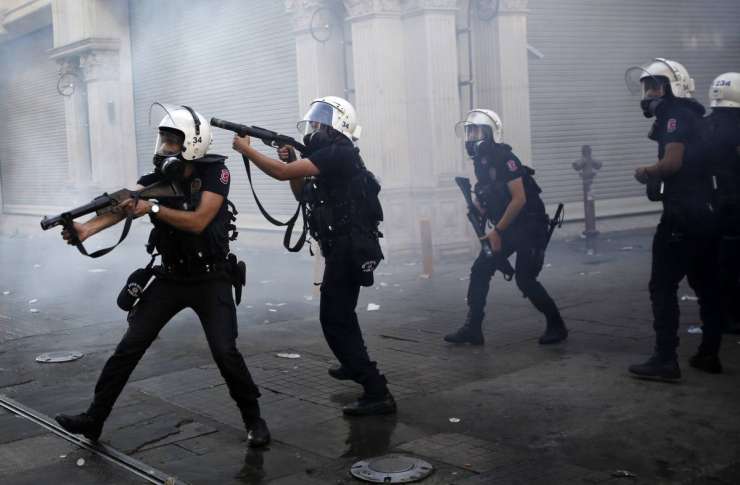 V Carigradu nad protestnike s solzivcem in vodnimi topovi