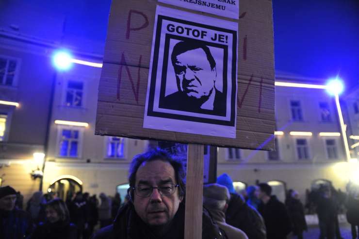 Protest za Jankovićev odstop: »Mafija!« in »Lopovi!« pred Magistratom