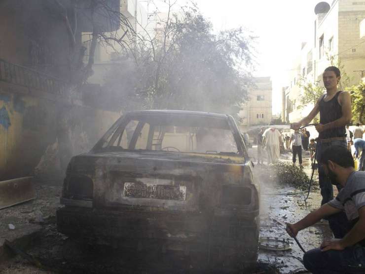 Najmanj 50 sirskih vojakov ubitih v samomorilskem napadu upornikov