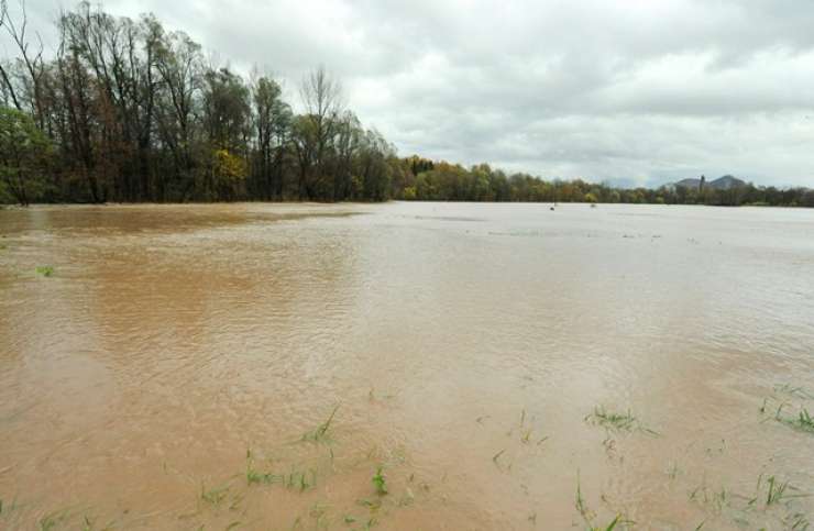 Narasla reka Krka grozi s poplavami