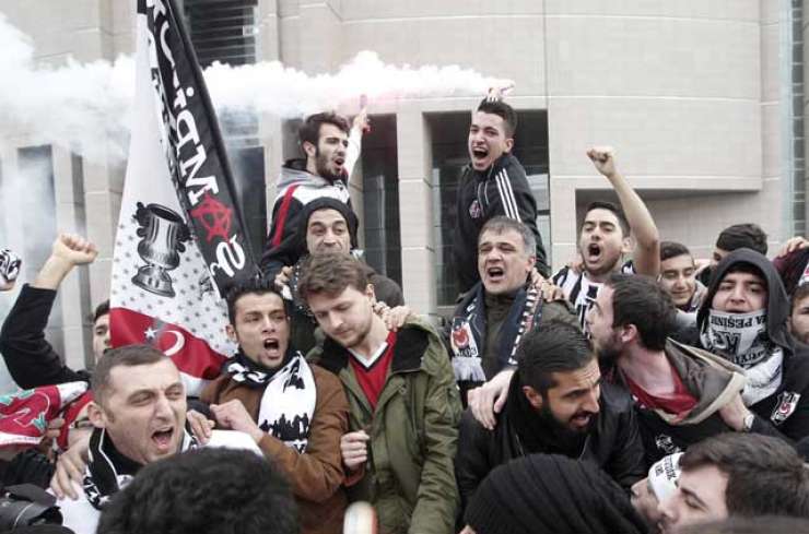 V Carigradu proces proti nogometnim navijačem zaradi poskusa strmoglavljenja oblasti