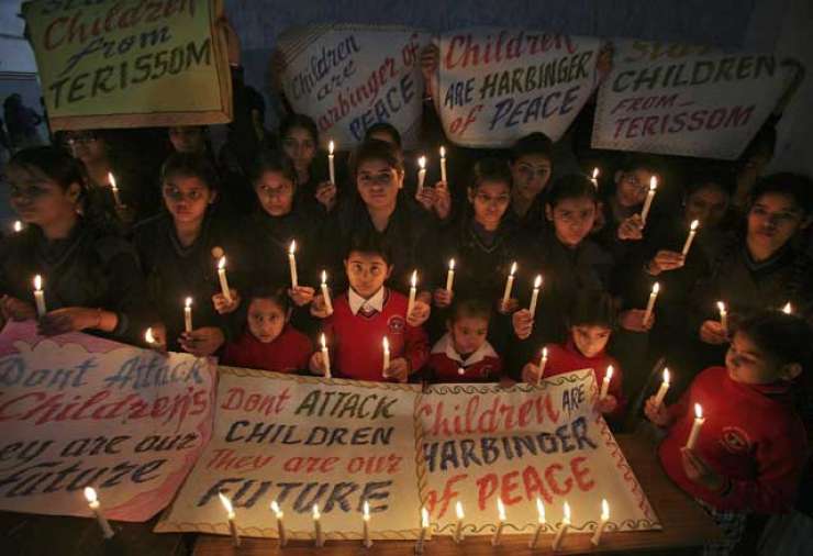 V Pakistanu po napadu na šoli začeli tridnevno žalovanje