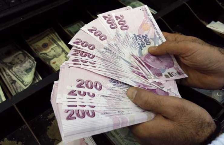 Rusija rubelj rešuje s prodajo tujih valut 