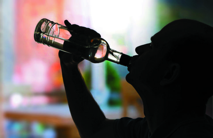 Študija: Zmerno pitje alkohola ni dobro za zdravje, že pijača na dan vam lahko skrajša življenje