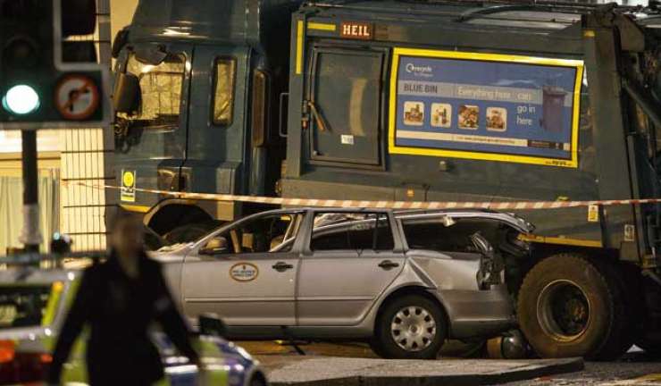 V Glasgowu v množico zapeljal smetarski tovornjak in ubil več ljudi 