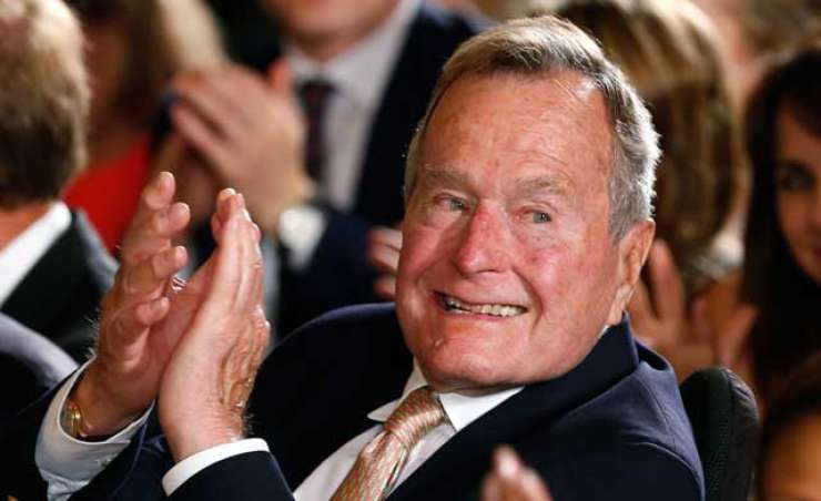 Nekdanjega predsednika ZDA Busha starejšega sprejeli v bolnišnico