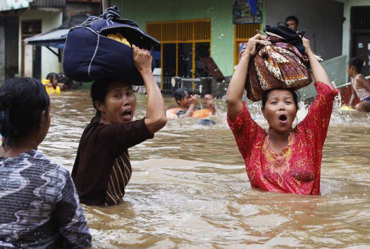 V Indoneziji zaradi poplav evakuirali več kot 120.000 ljudi