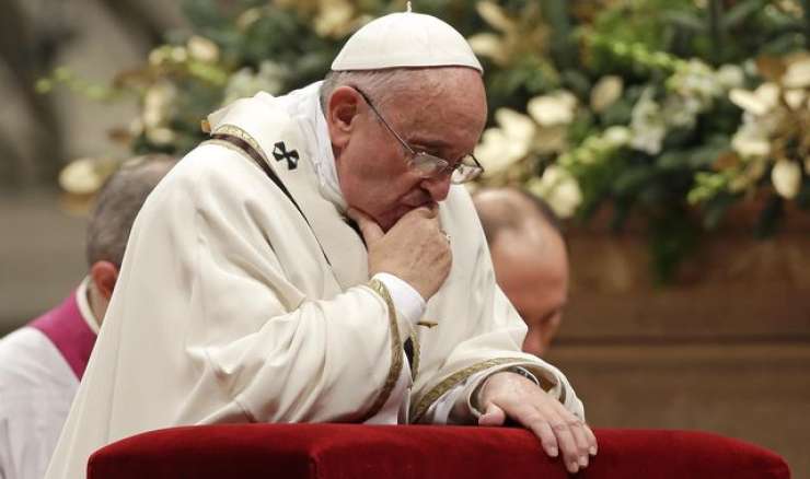 Papež Frančišek med polnočnico o božični luči, ki preganja temo
