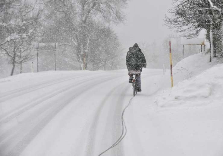 Do jutra v osrednji Sloveniji zapadlo okrog 25 centimetrov snega