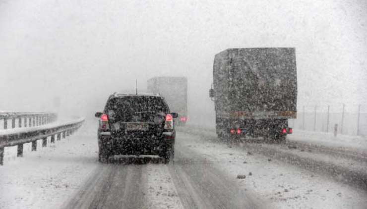 Nedeljski nesreči na primorski avtocesti botroval izredni vremenski pojav