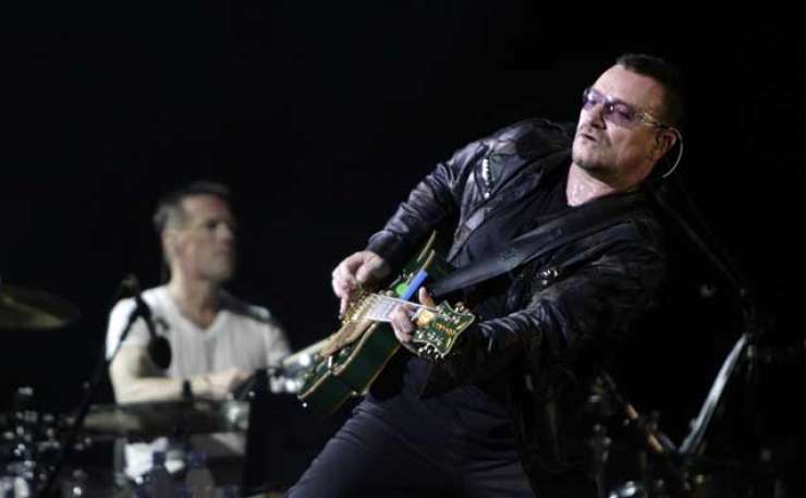 Bono zaradi nesreče mogoče nikoli več ne bo igral na kitaro