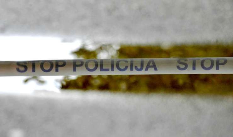 Skupina neznancev v Mariboru 30-letnika poškodovala po glavi