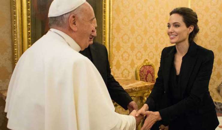 Angelina Jolie na kratkem srečanju s papežem